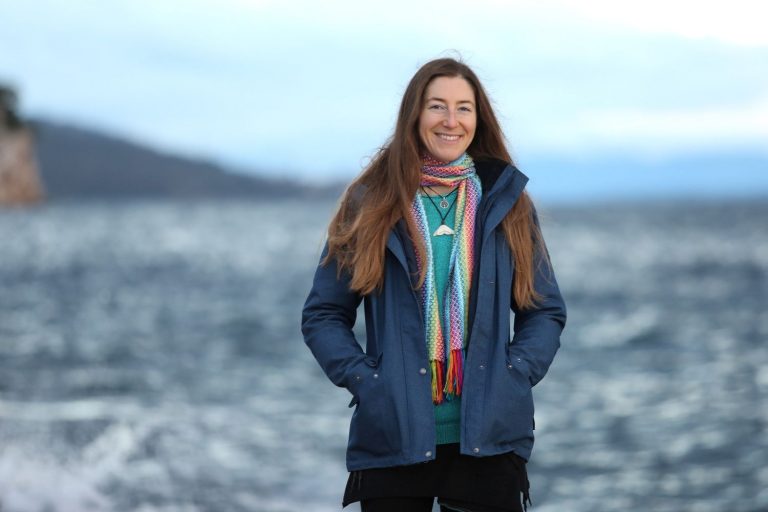 JL-SPECIAL
Makarska, 221125.
Sara Niksic, morska biologinja koja po svijetu snima zvukove kitova i od toga pravi glazbu.
Na fotografiji: Sara Niksic, morska biologinja.
Foto: Ivo Ravlic / CROPIX